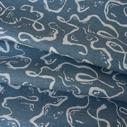 Dress your headboard in Karin's Dress by Cathy Nordström. 100% linen upholstered custom headboard.  
Sengegavl i lin, håndlaget i Norge. 