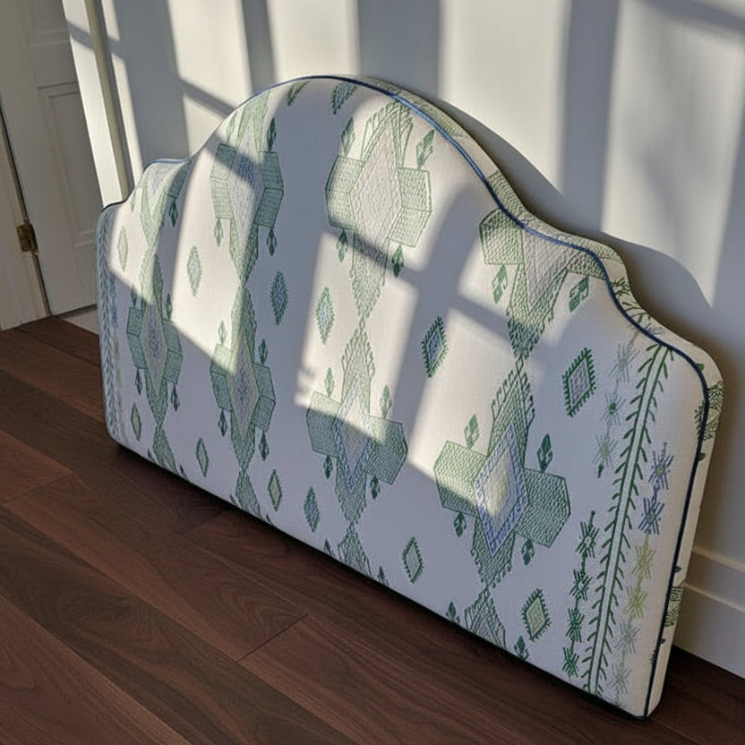 Bespoke linen headboard in fabric from Christopher Farr. 
Sengegavl i Grønt stort mønster. 