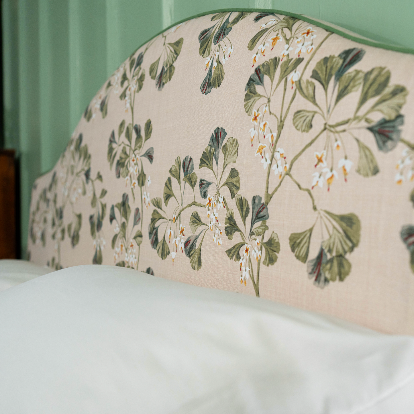 Floral headboard handcrafted made-to-order.
Sengegavl med blomster på. 
