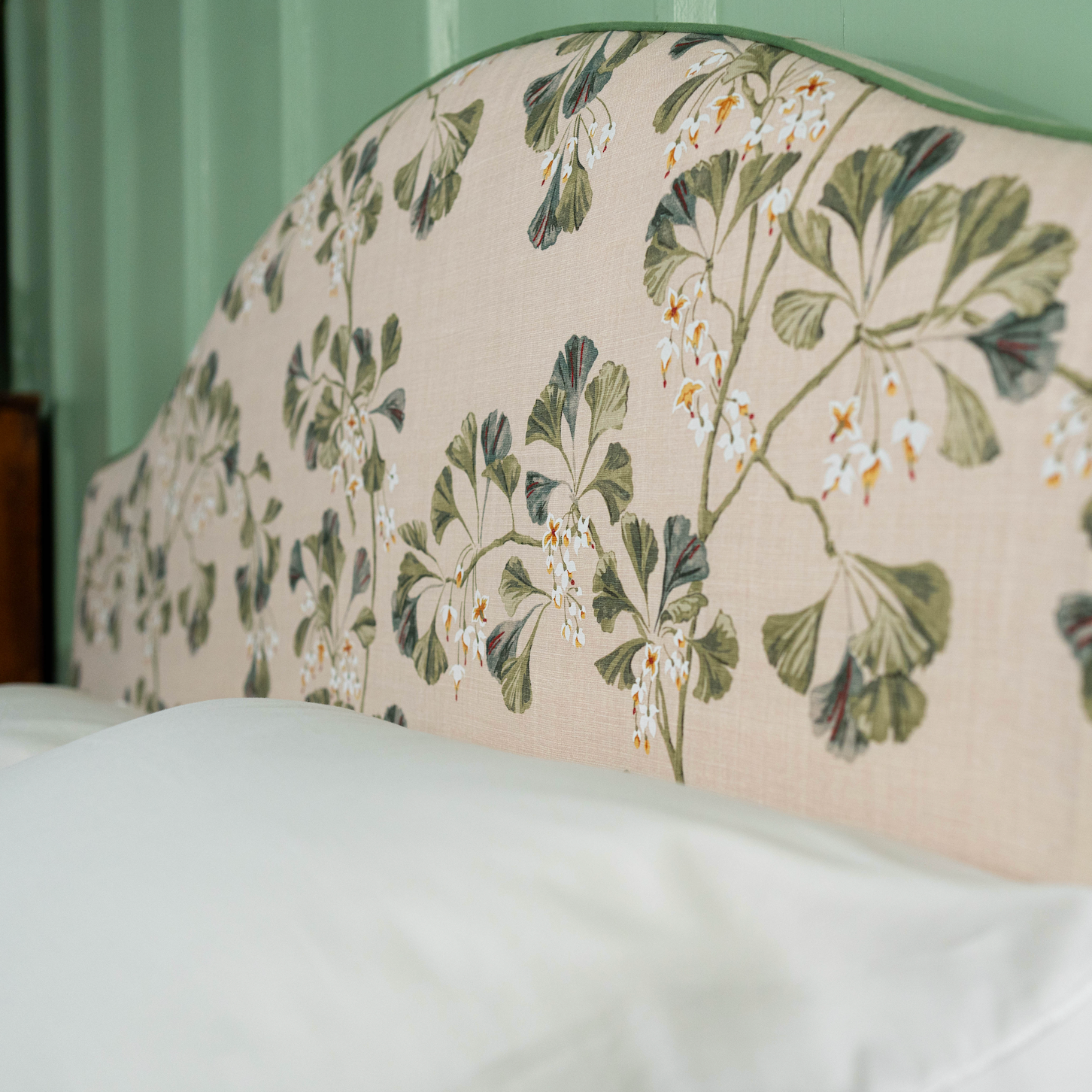 Floral headboard handcrafted made-to-order.
Sengegavl med blomster på. 