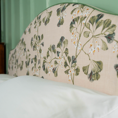 Floral headboard handcrafted made-to-order.
Sengegavl med blomster på. 