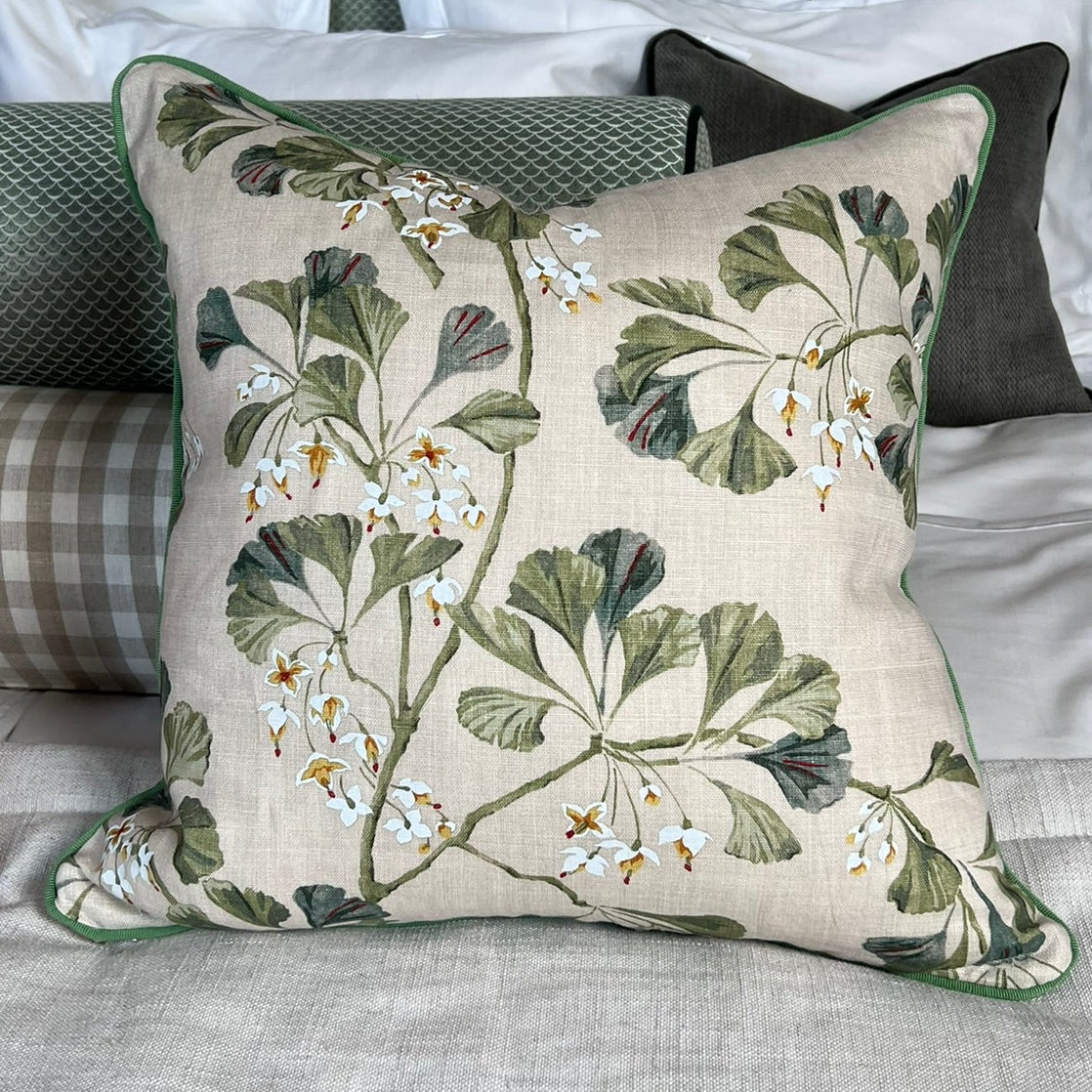 Made-to-order custom pillow in Greenacre fabric from Colefax & Fowler.
Pute i stoff fra Colefax. Lages på bestilling. 