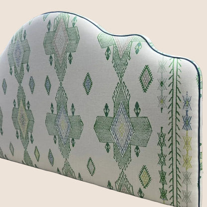 Custom made headboard in linen. 
Sengegavl med stort mønster i lin. 