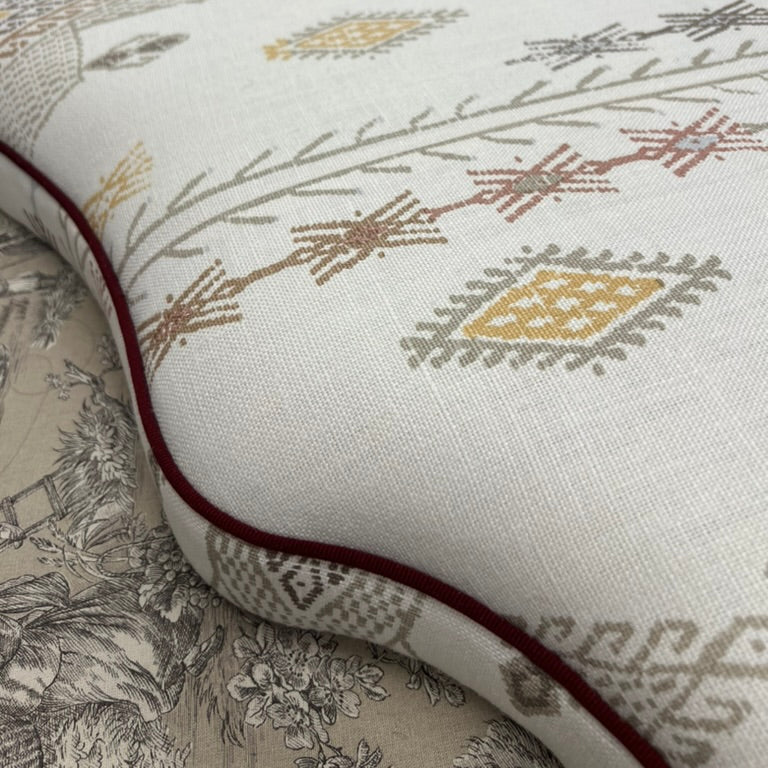 100 % Linen upholstered headboard in geometric big scale pattern 
Sengegavl trukket i lin med stort geometrisk mønster. 