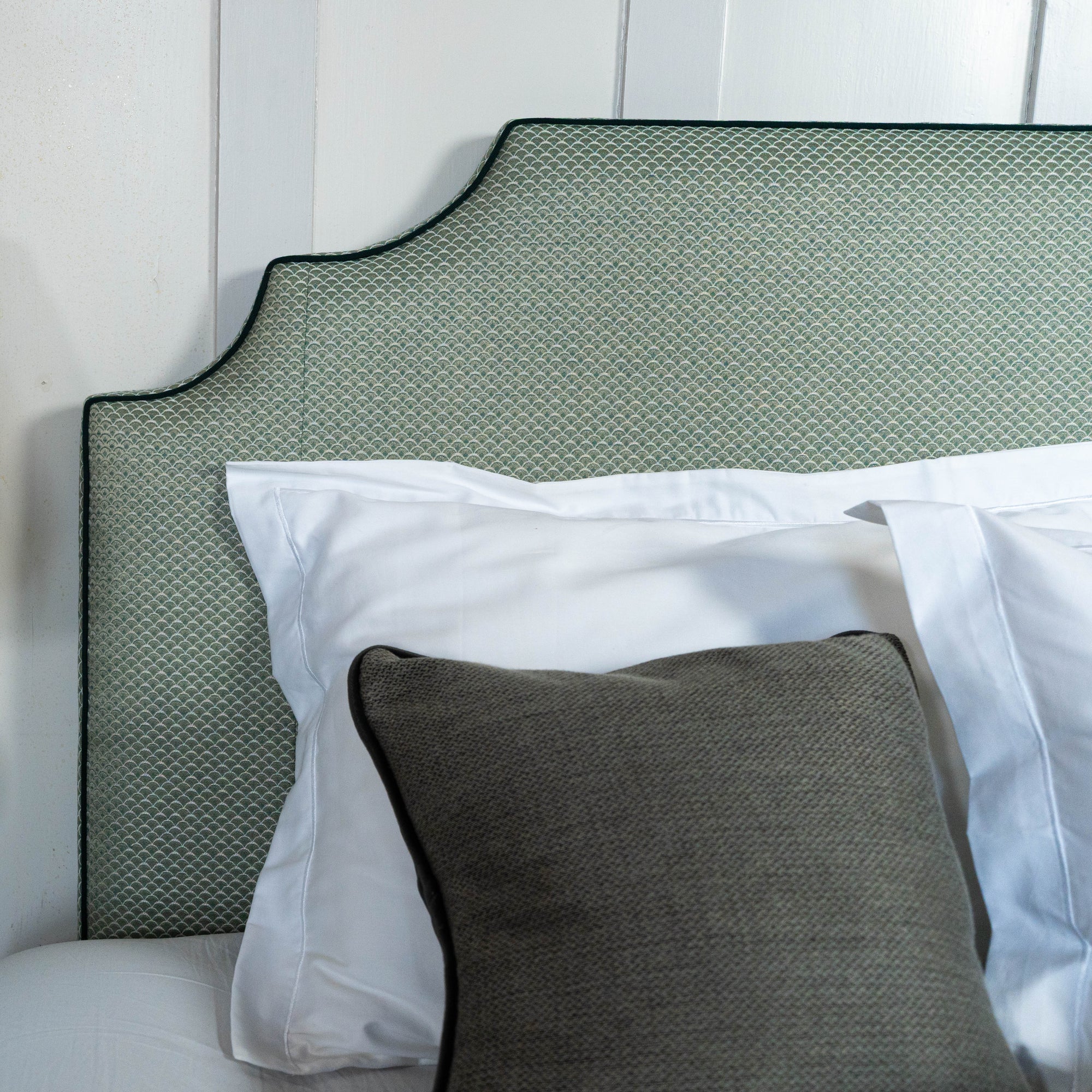 Headboard upholstered in green Turgot Nobilis Paris fabric. 
Sengegavl trukket i tesktil fra Nobilis Paris. 
Håndlaget. Made-to-order. 